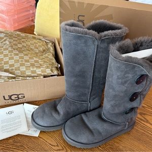 UGG W BAILEY BUTTON TRIPLET Boots sz 8 grey LIKE NEW orgnl box/pckng, auth crds